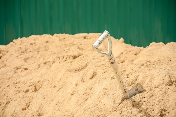 Sand auf einer Baustelle: Nachhaltige Baustoffe müssen wieder aufbereitet werden, um sie in die Bau-Kreislaufwirtschaft zu integrieren.