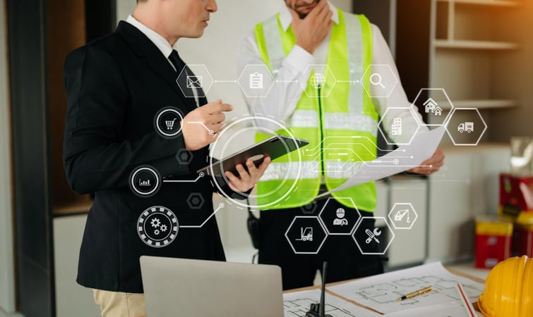 Bauleiter arbeitet mit digitaler Projektverwaltung.