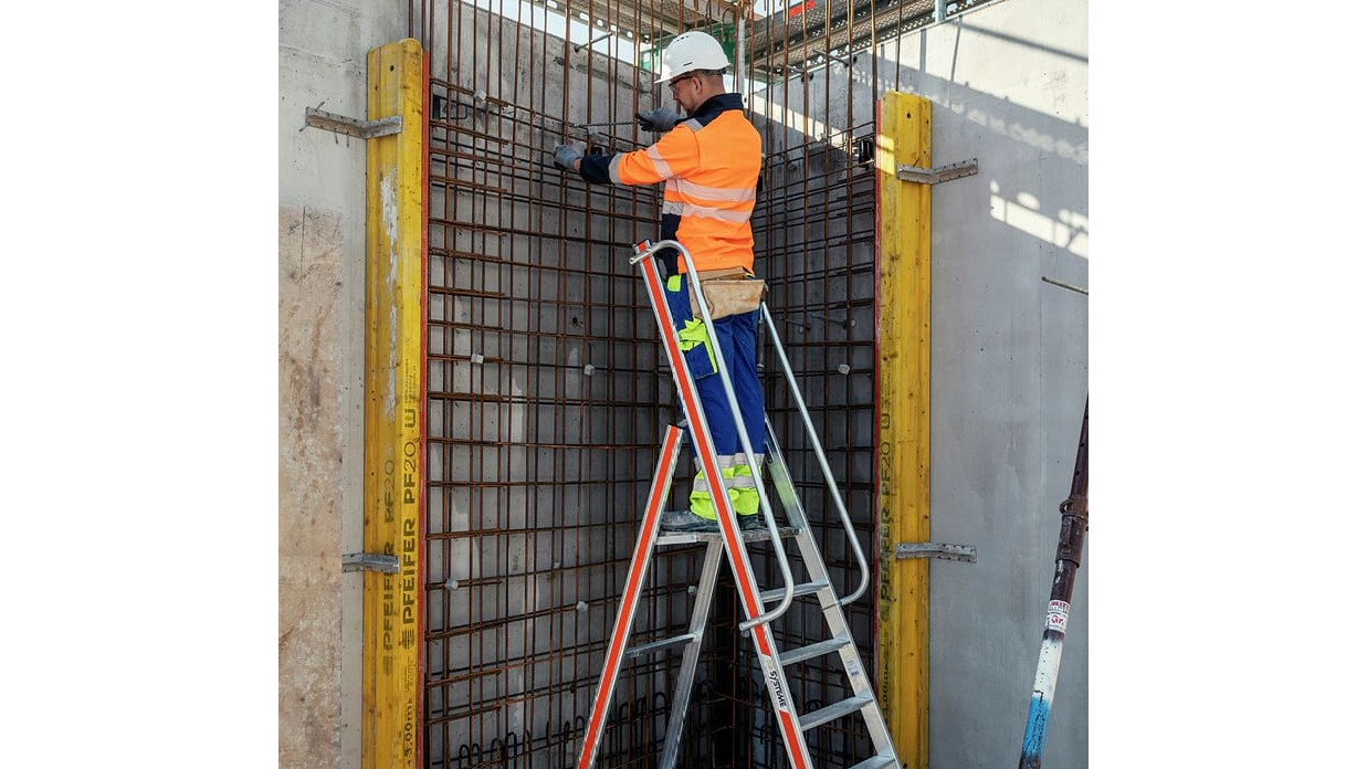 Suva - Mann auf Plattformleiter