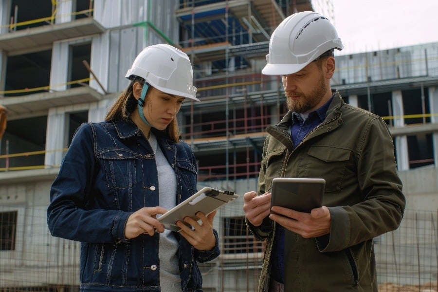 Tablet-PCs auf der Baustelle gewährleisten den kontinuierlichen Zugriff auf die wichtigsten Daten rund um die jeweilige Baustelle.