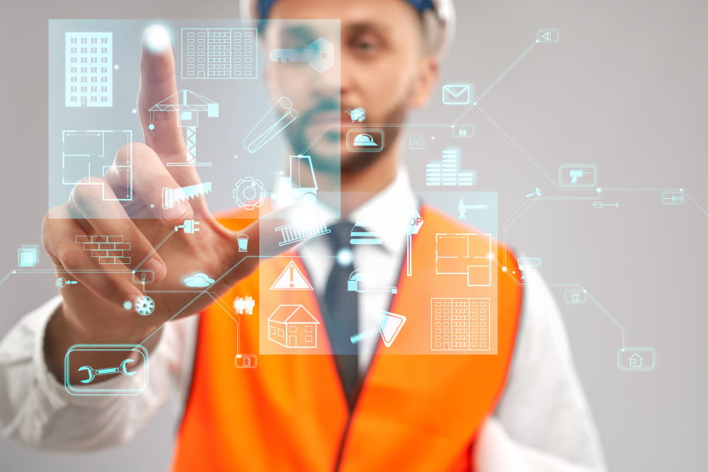 Bauleiter tippt auf einer digitalen Oberfläche mit Bausymbolen, die die Koordination der Nachunternehmer im Bau in der Schweiz symbolisieren sollen. 